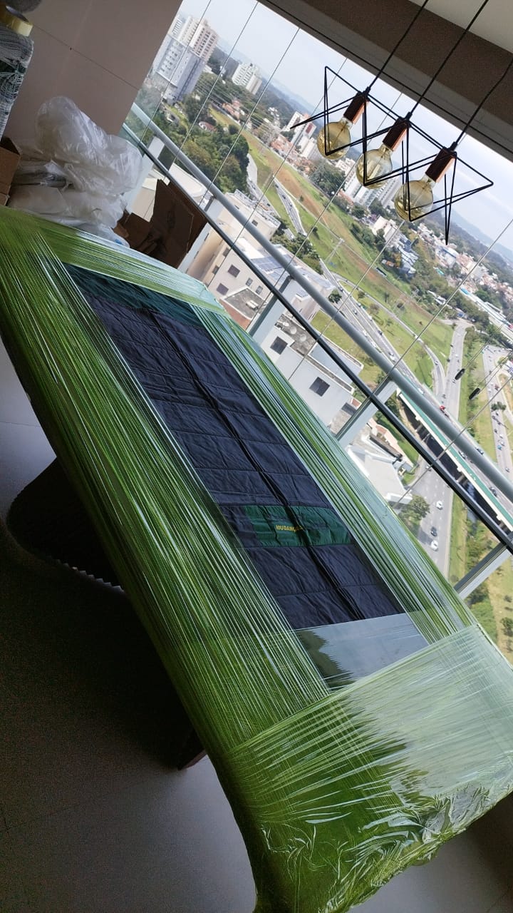 Mesa de vidro protegida com filme stretch antes do transporte